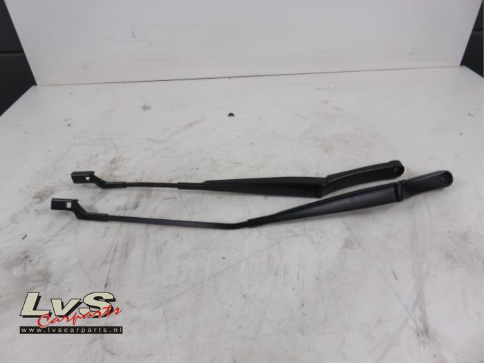 Volkswagen Tiguan Front wiper arm