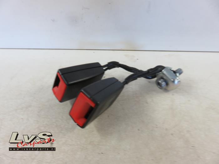 Volkswagen Polo Rear seatbelt buckle, centre