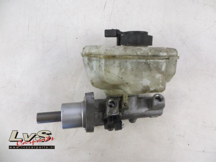 Volkswagen Golf Master cylinder