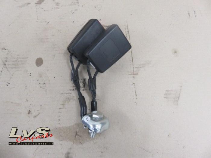 Volkswagen Polo Rear seatbelt buckle, centre