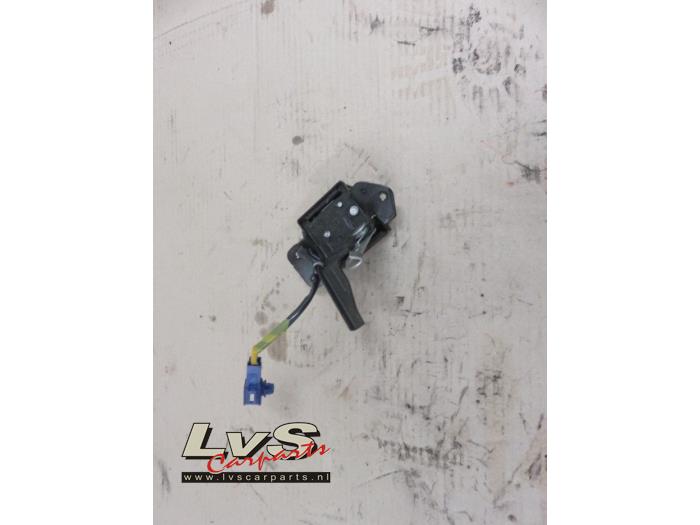Toyota Yaris Tailgate lock mechanism