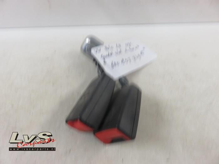 Volkswagen Polo Rear seatbelt buckle, centre