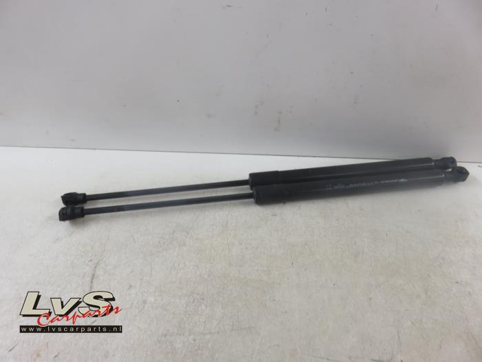 Renault Captur Set of gas struts for boot