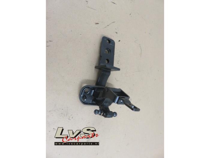 Volvo V70 Tailgate hinge