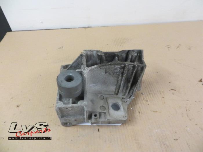 Volvo V70 Engine mount