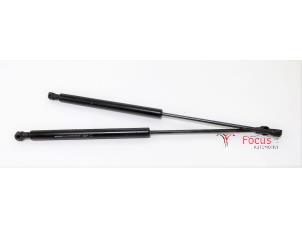 Gebruikte Set Gasdempers Achterklep Renault Twingo III (AH) 1.0 SCe 70 12V Prijs € 4,95 Margeregeling aangeboden door Focus Automotive