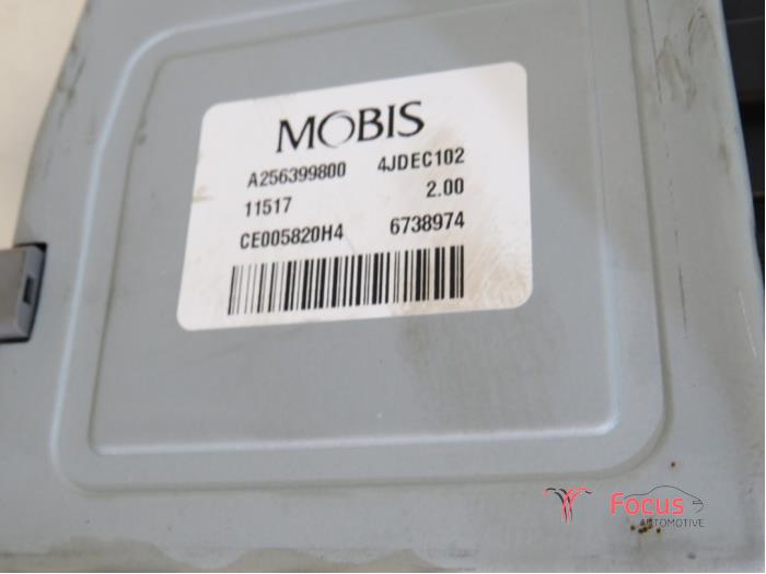 Elservostyrningsenhet från en Kia Cee'd Sportswagon (JDC5) 1.6 CRDi 16V VGT 2017