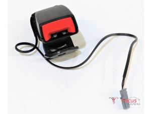 Używane Wtyk pasa bezpieczenstwa srodek tyl Opel Corsa E 1.2 16V Cena € 7,50 Procedura marży oferowane przez Focus Automotive