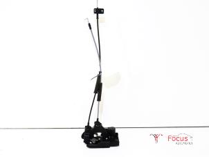 Begagnade Dörrlåsmekanism, 4-dörrars, vänster bak Chevrolet Spark 1.0 16V Bifuel Pris € 20,00 Marginaltabell erbjuds av Focus Automotive