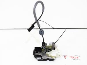 Begagnade Dörrlåsmekanism, 4-dörrars, höger fram Volvo V40 (MV) 1.6 D2 Pris € 24,95 Marginaltabell erbjuds av Focus Automotive