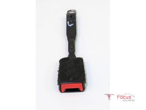 Używane Wtyk pasa bezpieczenstwa lewy przód Volkswagen Caddy III (2KA,2KH,2CA,2CH) 1.6 TDI 16V Cena € 25,00 Procedura marży oferowane przez Focus Automotive