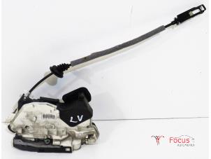 Begagnade Dörrlåsmekanism, 4-dörrars, vänster fram Volkswagen Polo V (6R) 1.6 TDI 16V 90 Pris € 20,00 Marginaltabell erbjuds av Focus Automotive