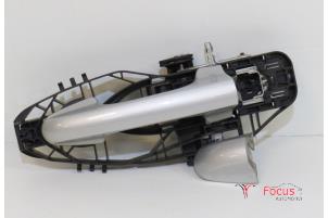 Gebruikte Portiergreep 4Deurs links-voor Ford Fiesta 7 1.1 Ti-VCT 12V 85 Prijs € 45,00 Margeregeling aangeboden door Focus Automotive