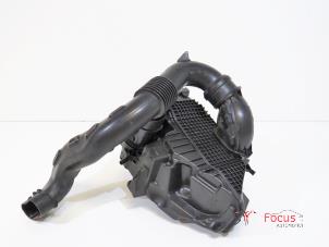 Używane Obudowa filtra powietrza Renault Captur (2R) 1.5 Energy dCi 90 FAP Cena € 39,99 Procedura marży oferowane przez Focus Automotive