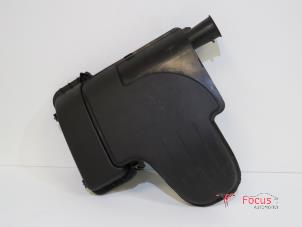 Gebruikte Luchtfilterhuis Peugeot 107 1.0 12V Prijs € 19,95 Margeregeling aangeboden door Focus Automotive
