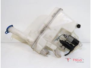 Używane Zbiornik spryskiwacza przód Peugeot 108 1.0 12V Cena € 39,95 Procedura marży oferowane przez Focus Automotive