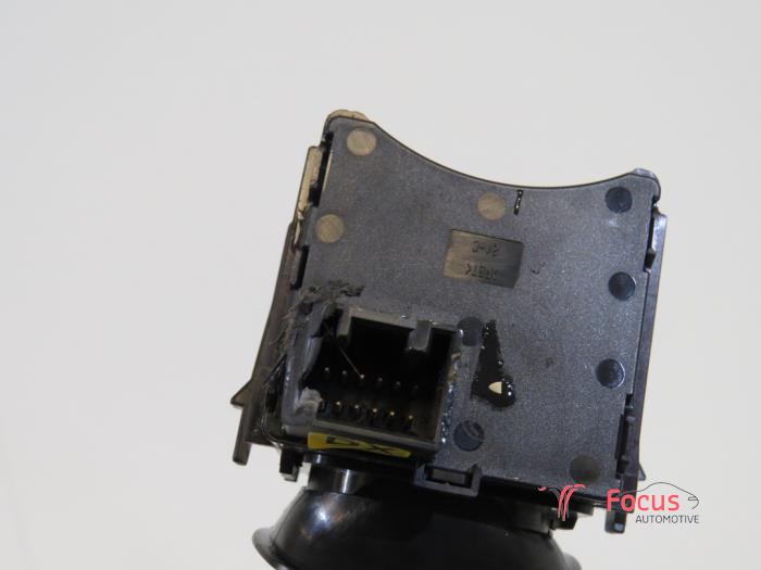 Richtingaanwijzer Schakelaar van een Opel Insignia Sports Tourer 2.0 CDTI 16V 160 Ecotec 2010