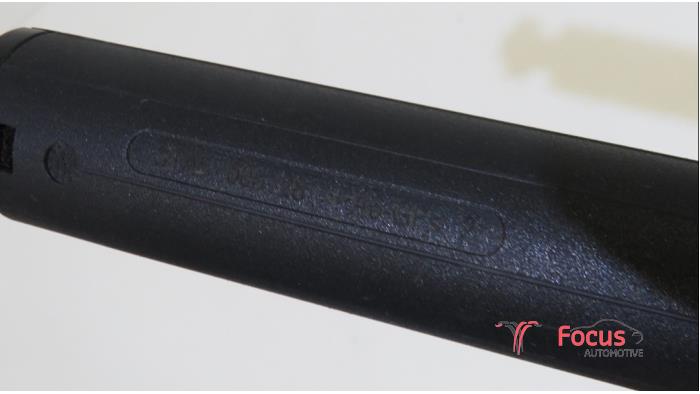 Gasdemper links-achter van een Opel Insignia Sports Tourer 2.0 CDTI 16V 160 Ecotec 2010