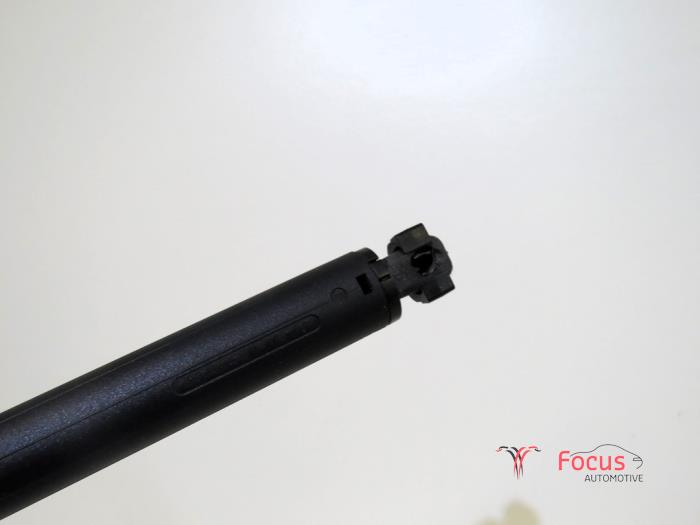 Achterklepdemper rechts-achter van een Opel Insignia Sports Tourer 2.0 CDTI 16V 160 Ecotec 2010