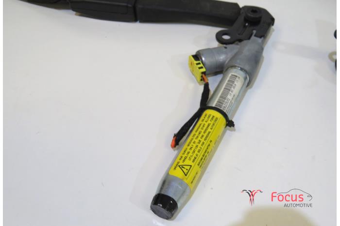 Veiligheidsgordel links-voor van een Opel Insignia Sports Tourer 2.0 CDTI 16V 160 Ecotec 2010