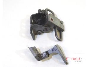 Gebruikte Scharnier deur rechts-voor Volkswagen Golf VI (5K1) 1.4 TSI 122 16V Prijs € 20,00 Margeregeling aangeboden door Focus Automotive