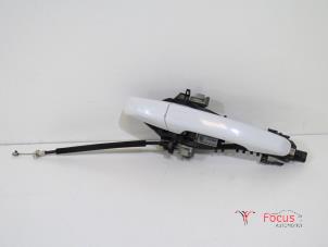 Begagnade Dörrhandtag, 2-dörrars, höger Landrover Range Rover Evoque (LVJ/LVS) 2.2 eD4 16V Pris € 35,00 Marginaltabell erbjuds av Focus Automotive