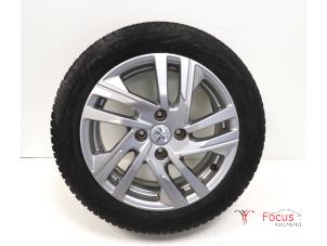 Używane Obrecz + Opona zimowa Peugeot 208 II (UB/UH/UP) 1.2 Vti 12V PureTech 75 Cena € 125,00 Procedura marży oferowane przez Focus Automotive