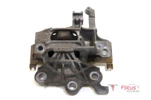 Gebruikte Versnellingsbak Steun Opel Astra K 1.2 Turbo 12V Prijs € 45,00 Margeregeling aangeboden door Focus Automotive