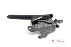 Używane Dzwignia hamulca postojowego Peugeot 208 II (UB/UH/UP) 1.2 Vti 12V PureTech 75 Cena € 29,95 Procedura marży oferowane przez Focus Automotive