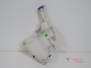 Używane Zbiornik spryskiwacza przód Peugeot 108 1.0 12V Cena € 39,95 Procedura marży oferowane przez Focus Automotive