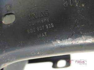 Begagnade Främre stötfångarram Volkswagen Golf VII (AUA) 1.6 TDI 16V Pris € 150,00 Marginaltabell erbjuds av Focus Automotive