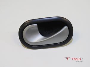 Begagnade Dörrhandtag, 2-dörrars, vänster Renault Twingo II (CN) 1.5 dCi 90 FAP Pris € 5,00 Marginaltabell erbjuds av Focus Automotive
