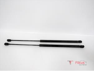 Gebruikte Gasdemper Motorkap Set BMW Mini One/Cooper (R50) 1.6 16V Cooper Prijs € 9,95 Margeregeling aangeboden door Focus Automotive