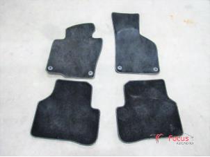 Begagnade Set med mattor Volkswagen CC (358) 1.8 TSI 16V Pris € 15,00 Marginaltabell erbjuds av Focus Automotive