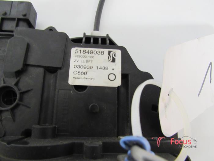 Dörrlåsmekanism, 4-dörrars, höger fram från en Fiat Grande Punto (199) 1.3 JTD Multijet 16V 2010