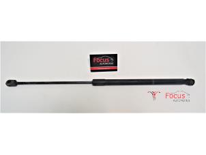 Gebruikte Kofferdekseldemper links-achter Mazda 3 Sport (BK) 1.3i 16V Prijs € 15,00 Margeregeling aangeboden door Focus Automotive