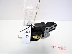 Begagnade Dörrmekanism, 4-dörrars, höger bak Hyundai Santa Fe I 2.0 CRDi 16V 4x2 Pris € 30,00 Marginaltabell erbjuds av Focus Automotive