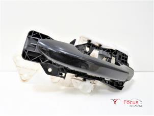 Używane Uchwyt drzwi lewych tylnych wersja 4-drzwiowa Volkswagen Passat Variant (3C5) 2.0 TDI 16V 135 Cena € 25,00 Procedura marży oferowane przez Focus Automotive