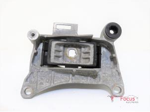 Używane Wspornik skrzyni biegów Renault Grand Scénic III (JZ) 1.6 dCi Cena € 35,00 Procedura marży oferowane przez Focus Automotive