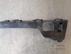 Begagnade Stötfångarfäste, vänster fram Ford Focus 2 1.6 16V Pris € 15,00 Marginaltabell erbjuds av Autodeleninkleur