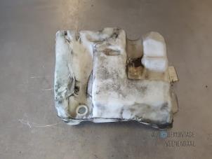Gebruikte Ruitensproeiertank voor Renault Espace (JK) 2.2 dCi 16V Prijs € 15,00 Margeregeling aangeboden door Autodeleninkleur