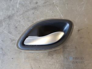 Begagnade Dörrhandtag, 4-dörrars, vänster fram Renault Espace (JK) 3.5 V6 24V Grand Espace Pris € 15,40 Marginaltabell erbjuds av Autodeleninkleur