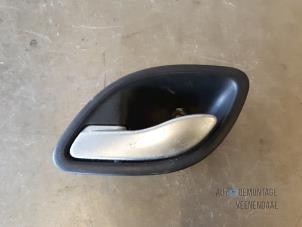Begagnade Dörrhandtag, 4-dörrars, vänster bak Renault Laguna II Grandtour (KG) 1.9 dCi 120 Pris € 9,90 Marginaltabell erbjuds av Autodeleninkleur