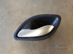 Begagnade Dörrhandtag, 4-dörrars, vänster fram Renault Laguna II Grandtour (KG) 1.9 dCi 120 Pris € 11,00 Marginaltabell erbjuds av Autodeleninkleur