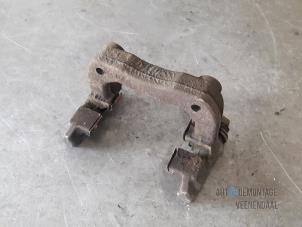 Begagnade Hållare, bakre bromsok, vänster Peugeot 208 I (CA/CC/CK/CL) 1.6 e-HDi FAP Pris € 16,50 Marginaltabell erbjuds av Autodeleninkleur