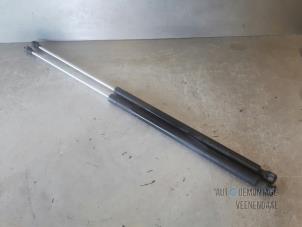 Gebruikte Gasdemper Motorkap Set Peugeot 106 II 1.0 Prijs € 10,00 Margeregeling aangeboden door Autodeleninkleur