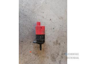 Gebruikte Ruitensproeierpomp achter Volvo V40 (VW) 1.9 D Prijs € 9,00 Margeregeling aangeboden door Autodeleninkleur