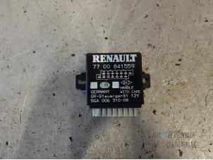 Begagnade Farthållardator Renault Safrane II 3.0 V6 RXT Autom. Pris € 50,00 Marginaltabell erbjuds av Autodeleninkleur