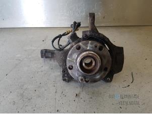 Gebruikte Fusee links-voor Renault Safrane II 3.0 V6 RXT Autom. Prijs € 20,00 Margeregeling aangeboden door Autodeleninkleur