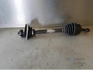 Begagnade Drivaxel, vänster fram Renault Safrane II 3.0 V6 RXT Autom. Pris € 30,00 Marginaltabell erbjuds av Autodeleninkleur